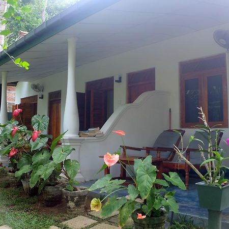 Sansala Guesthouse & Restaurant タンガラ エクステリア 写真