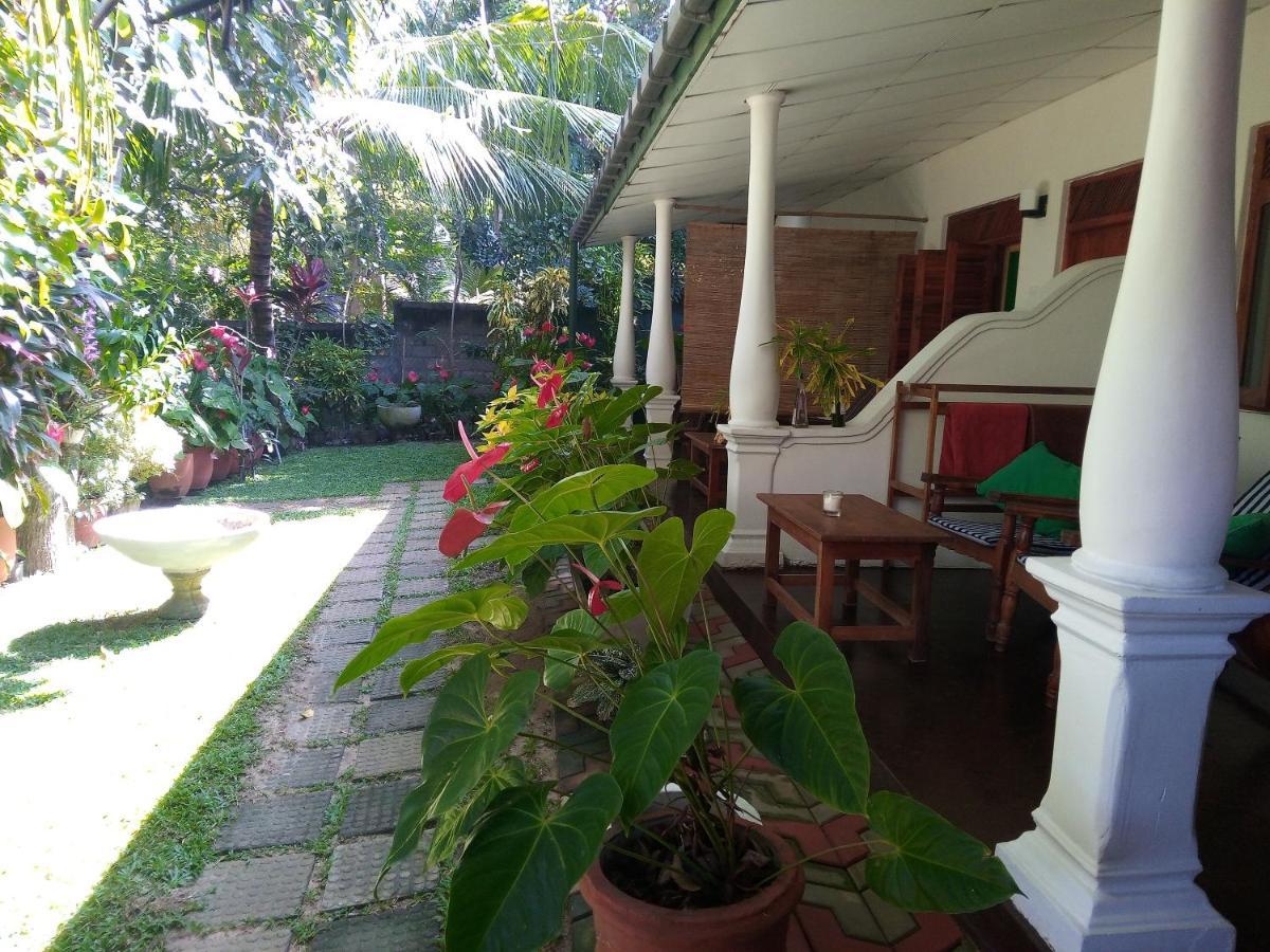 Sansala Guesthouse & Restaurant タンガラ エクステリア 写真
