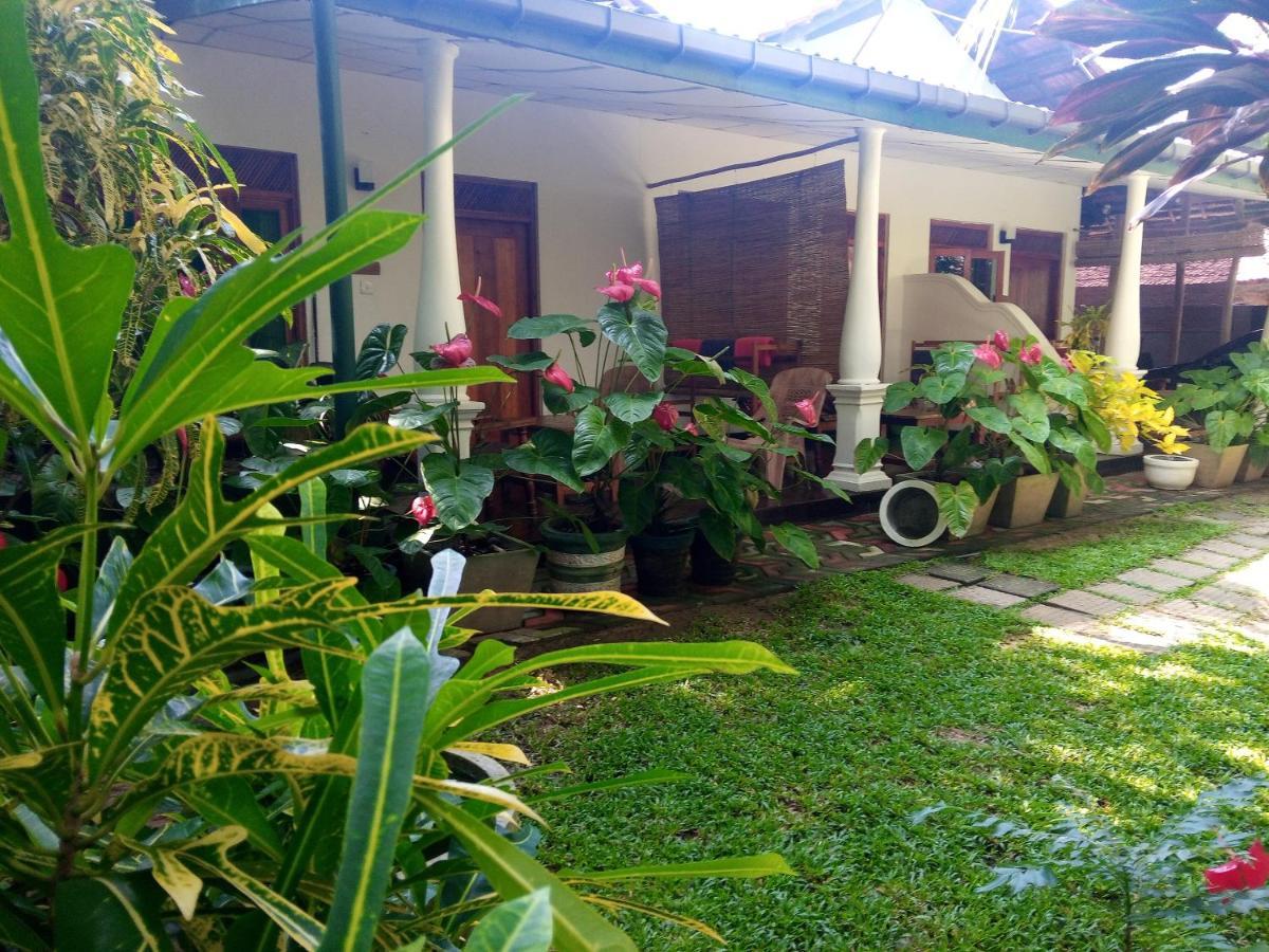 Sansala Guesthouse & Restaurant タンガラ エクステリア 写真