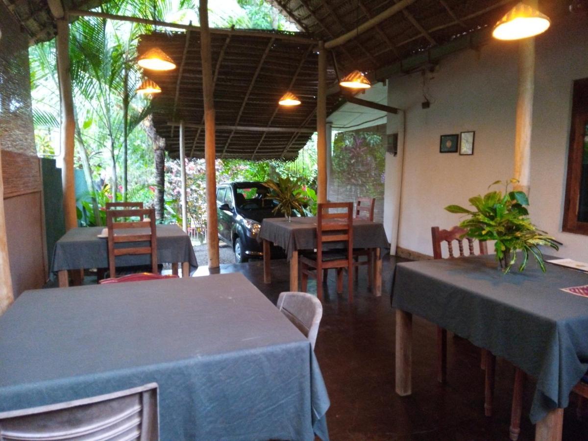Sansala Guesthouse & Restaurant タンガラ エクステリア 写真