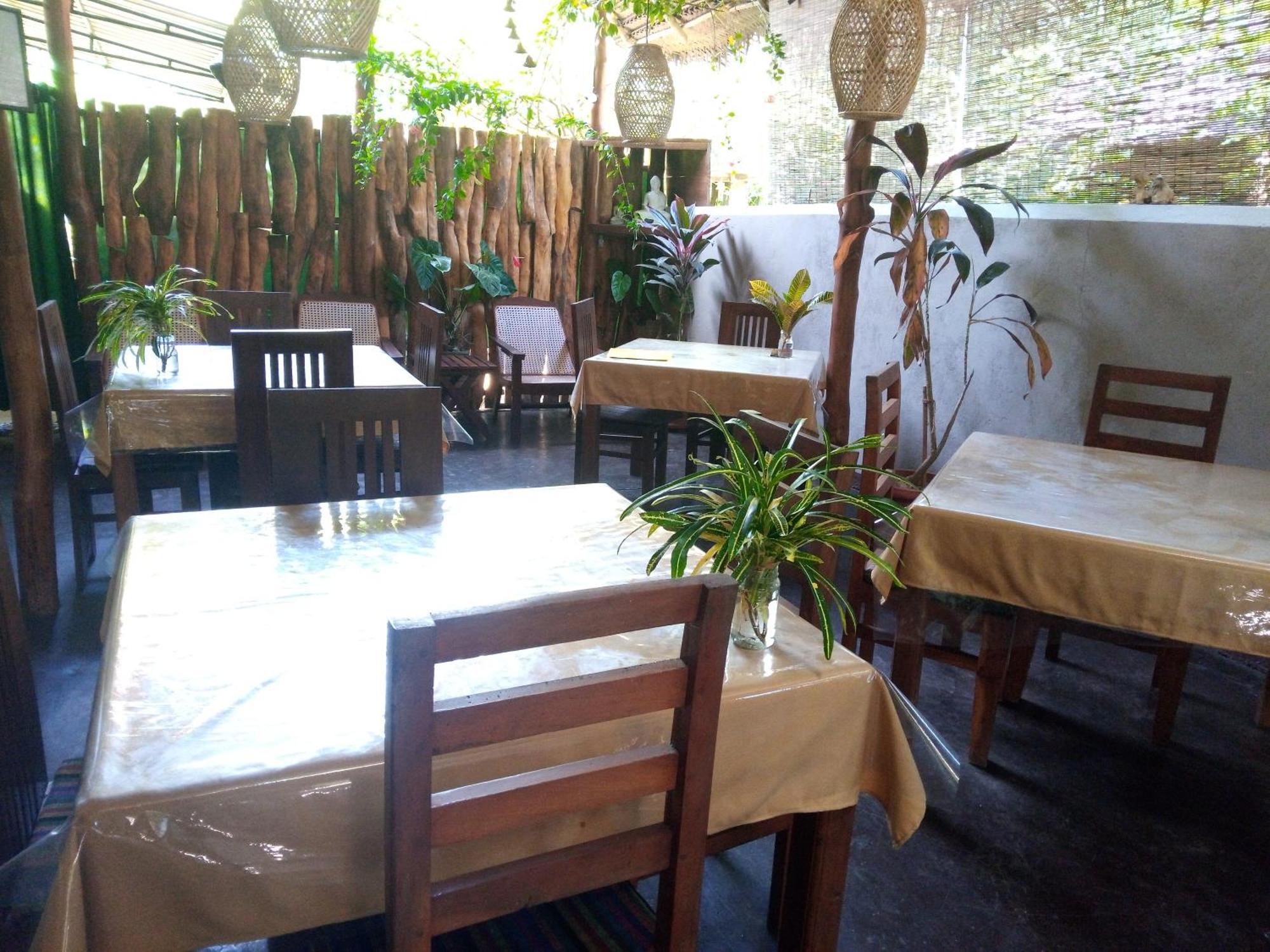 Sansala Guesthouse & Restaurant タンガラ エクステリア 写真
