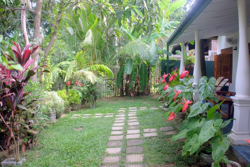 Sansala Guesthouse & Restaurant タンガラ エクステリア 写真