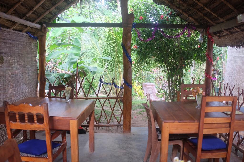 Sansala Guesthouse & Restaurant タンガラ エクステリア 写真