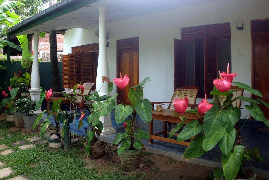 Sansala Guesthouse & Restaurant タンガラ エクステリア 写真