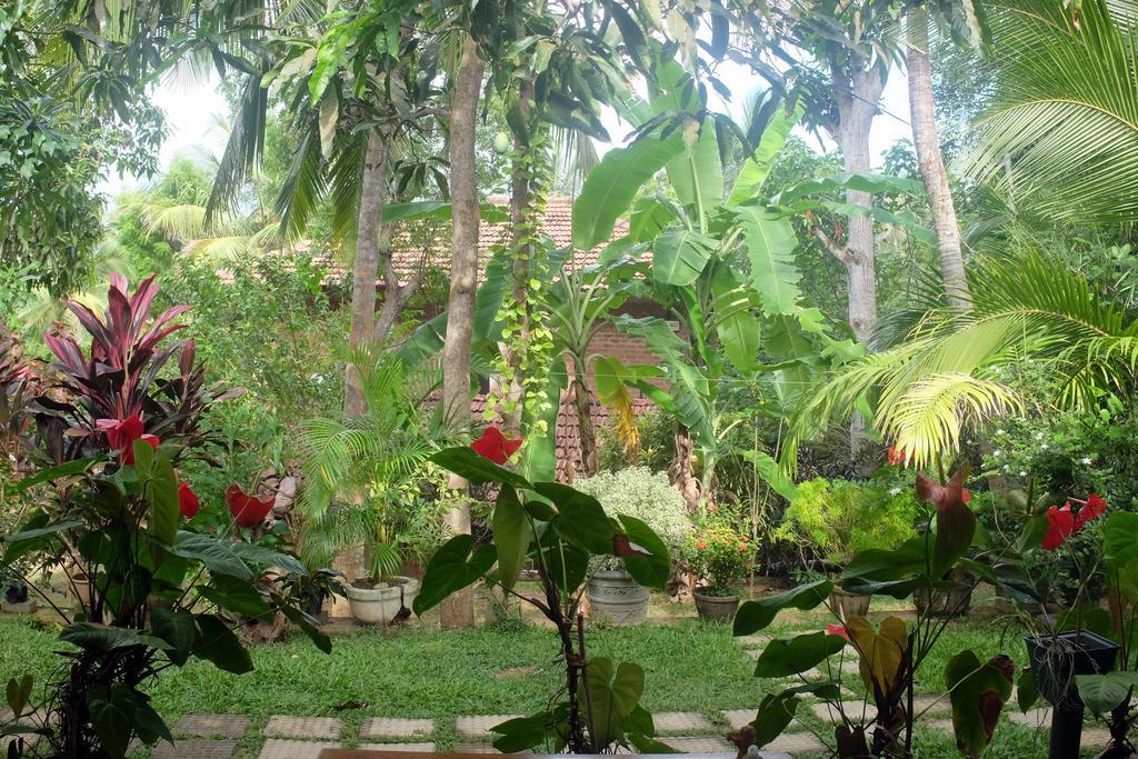 Sansala Guesthouse & Restaurant タンガラ エクステリア 写真