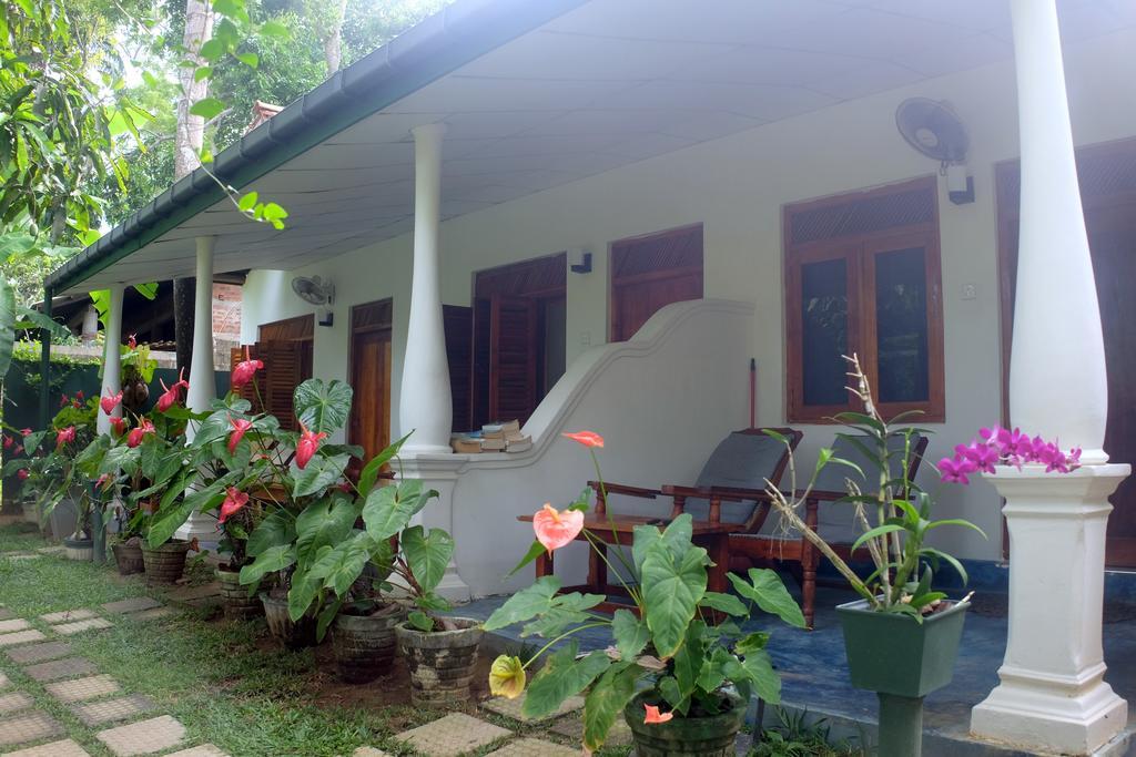 Sansala Guesthouse & Restaurant タンガラ エクステリア 写真